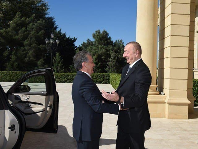 Мирзиёев Алиевни 60 ёшни қаршилагани билан табриклади