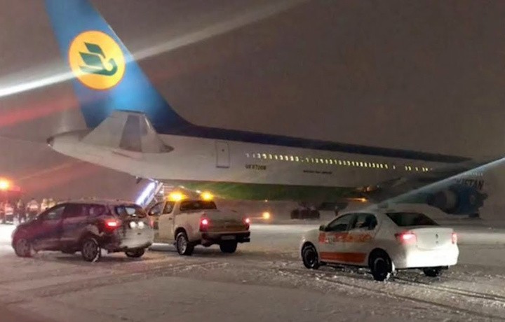 Тошкентдан Навоийга учган самолёт ортга қайтишга мажбур бўлди