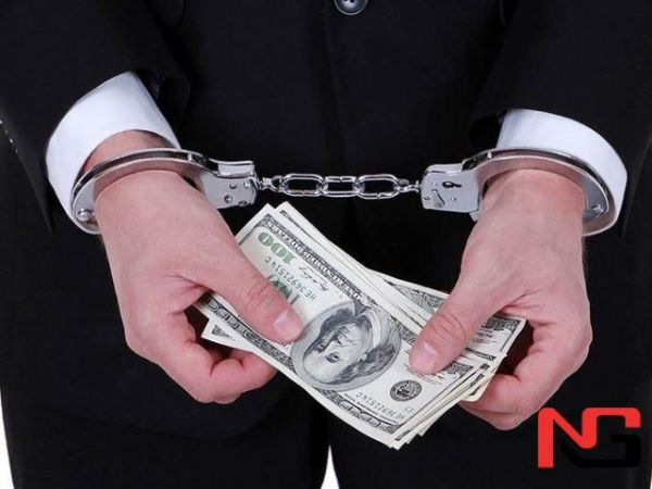 Наманганда давлат хизматлари маркази ходими 1000 доллар олганда ушланди - манба